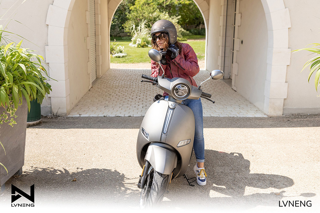 Femme sur scooter électrique gris Lvneng