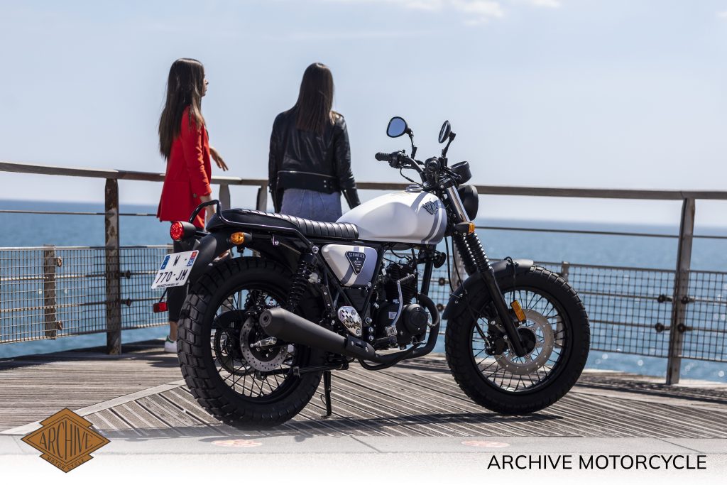 Moto blanche marque Archive Motorcycle